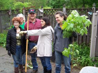 Volunteers working on the Gardens at Astor on Mitzvah Day